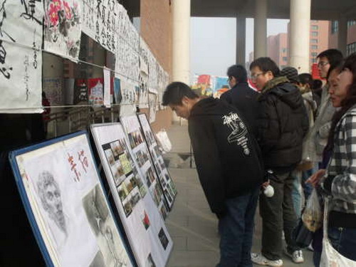 紀(jì)念“一二&#8226;九”運(yùn)動(dòng)海報(bào)暨書(shū)畫(huà)攝影展舉行